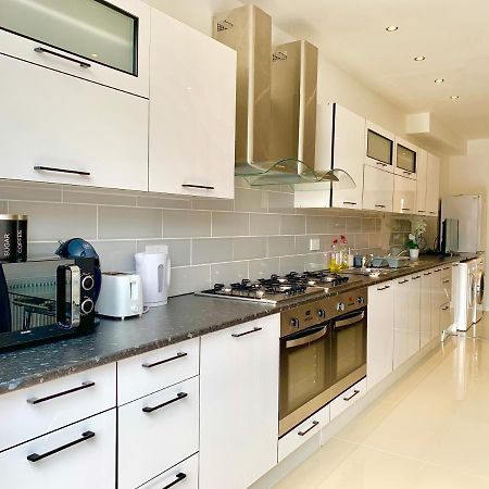 Spacious 2 Bedrooms 2 Baths Apartment With Garden And Parking London Exterior photo